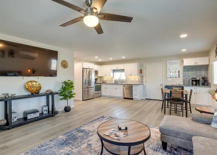 Stylish W/ Mtn Views & Grill!