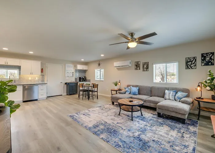 Stylish W/ Mtn Views & Grill!